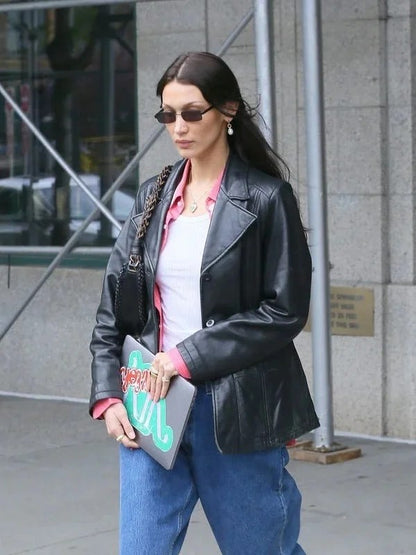Bella Hadid Lederjacke mit schwarzen Knöpfen